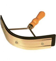 Grattoir de sueur métal avec poignée bois en demi-lune